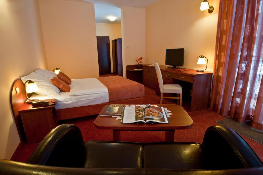 Hotel Venus Kolbudy Bagian luar foto